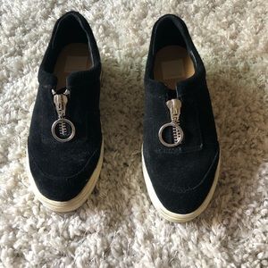 Black causal sneakers with zippers
